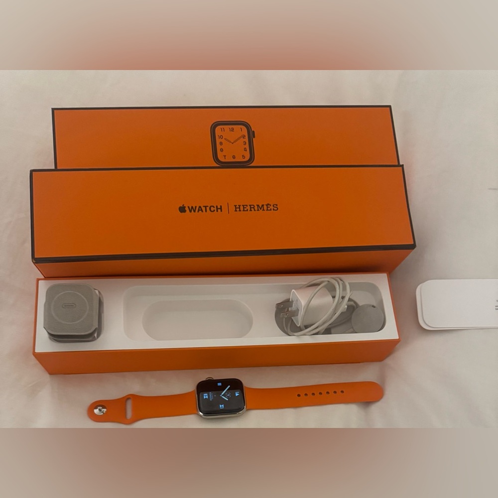 Hermes Apple Watch 5 series 44mm (watch band is not Hermes)